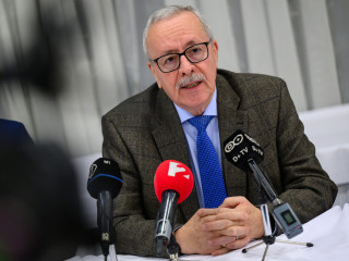 Bakondi György, a miniszterelnök belbiztonsági főtanácsadója a nemzeti konzultációval kapcsolatos országjárás dunaújvárosi állomásán tartott sajtótájékoztatón 2024. november 25-én. 
