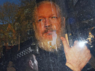 Julian Assange kiadatási tárgyalsára vár Foró: 9NEWS