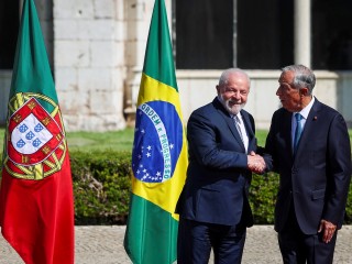  Luiz Inácio Lula da Silva brazil elnököt fogadja Marcelo Rebelo de Sousa portugál elnök Lisszabonban 2023. április 22-én. Fotó: EPA/JOSE SENA GOULAO 