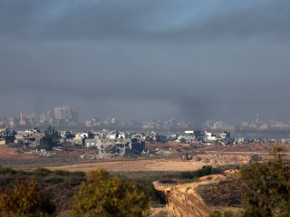 Füst a Gázai övezet északi részén, miután az izraeli légierő vadászgépekkel és helikopterekkel támadta. Fotó: EPA/ATEF SAFADI