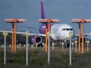 Mi jön még? Vadászgépek tapadtak a Wizz Air repülőjére