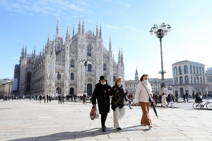 Védőmaszkot viselő idősek a milánói dómnál 2021. január 31-én. EPA/MATTEO BAZZI