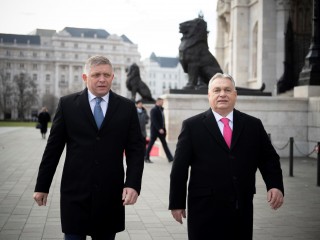Orbán Viktor miniszterelnök fogadja Robert Fico szlovák kormányfőt az Országház előtt, a Kossuth Lajos téren 2024. január 16-án. Fotó: MTI/Miniszterelnöki Sajtóiroda/Benko Vivien Cher