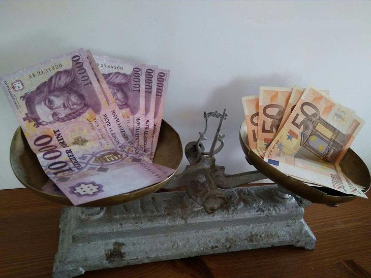 Amilyet nagyot zuhant, csaknem akkorát szárnyal most a forint
