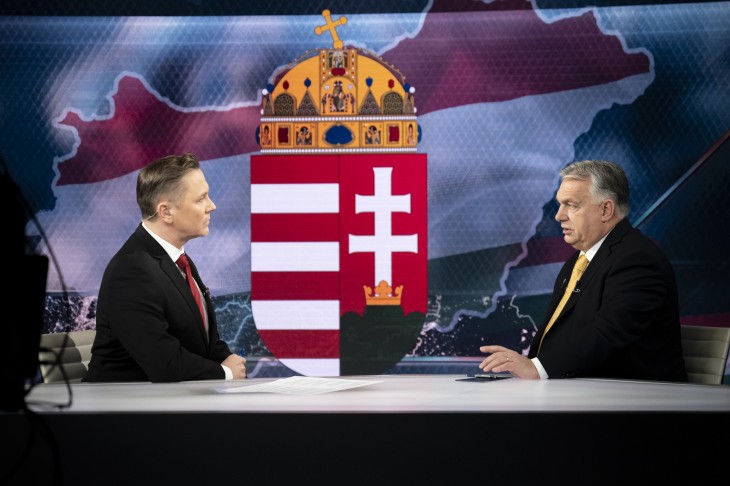 Orbán Viktor miniszterelnök interjút ad Gönczi Gábor műsorvezetőnek a TV2 stúdiójában 2023. december 20-án. Fotó: MTI/Miniszterelnöki Sajtóiroda/Benko Vivien Cher