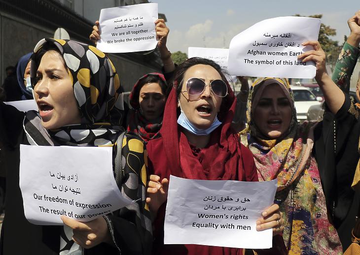 Afgán nők az iszlamista tálibok uralma alatti jogaikért tüntetnek Kabulban 2021. szeptember 3-án. (Fotó: MTI/AP/Wali Sabawoon)