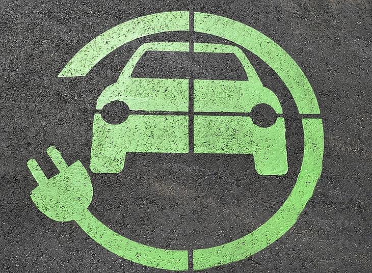 Elektromos autókat kap 90 kórház