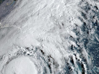 Víztárolót csapott az aszfalthoz az orkán, fotó is készült