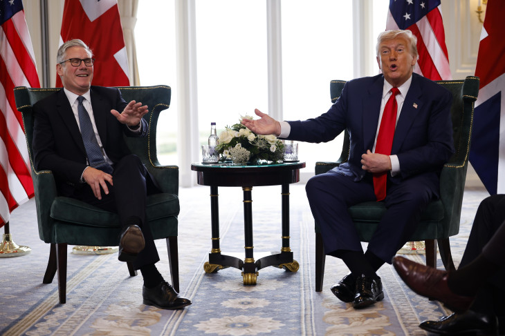 Donald Trump amerikai elnök (j) és Keir Starmer brit miniszterelnök nyilatkozik a Trumpnak a skóciai Turnberryben lévő golfüdülőjében tartott találkozóján 2025. július 28-án.