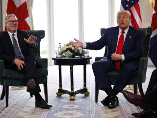 Donald Trump amerikai elnök (j) és Keir Starmer brit miniszterelnök nyilatkozik a Trumpnak a skóciai Turnberryben lévő golfüdülőjében tartott találkozóján 2025. július 28-án.
