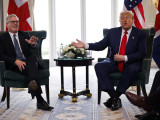 Donald Trump amerikai elnök (j) és Keir Starmer brit miniszterelnök nyilatkozik a Trumpnak a skóciai Turnberryben lévő golfüdülőjében tartott találkozóján 2025. július 28-án.