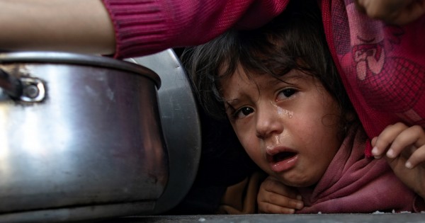 Izrael kitiltotta a fő segélyszervezet konvojait, súlyosbodhat az éhínség Gázában