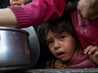 Palesztin kisgyerek vár ételosztásra a Gázai övezet déli részén található Rafahban  2024. március 14-én.
