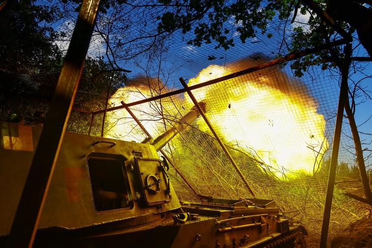 Az ukrán tüzérség tüzel Bahmut irányába Kelet-Ukrajnában 2023. június 21-én. Fotó: EPA/STRINGER