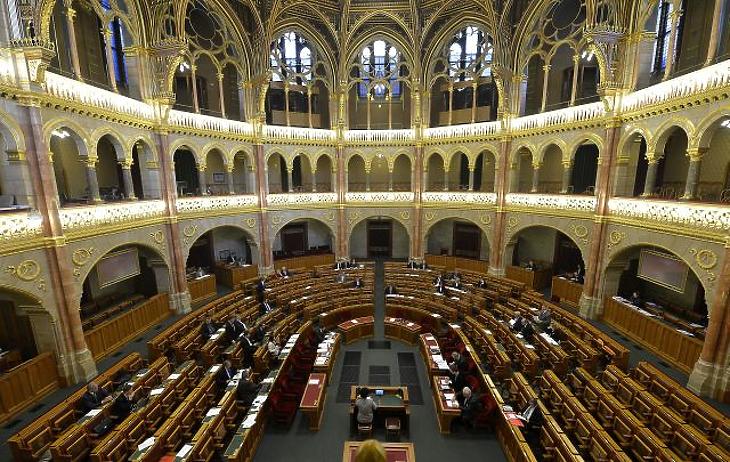 Grillparti a Parlamentben – először áll pellengérre az új kormány