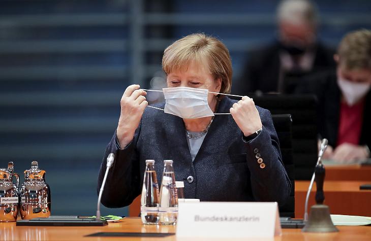 Angela Merkel német kancellár védőmaszkot vesz fel a kabinet heti munkaülésén a berlini kancellári hivatalban 2020. december 16-án. (Fotó: MTI/AP/Pool/Hannibal Hanschke)