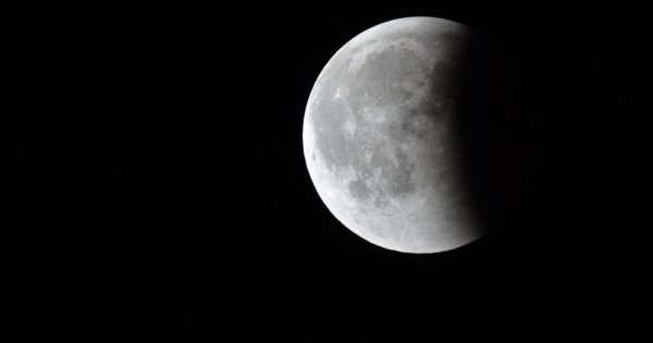 Aunque no hay luna de sangre, habrá un eclipse lunar parcial el viernes por la noche