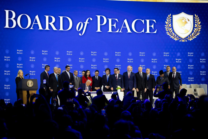 A Béketanácshoz elsőként csatlakozók nézik, ahogy Trump aláírja az alapító okiratot - minden rajta fog múlni a szervezetben