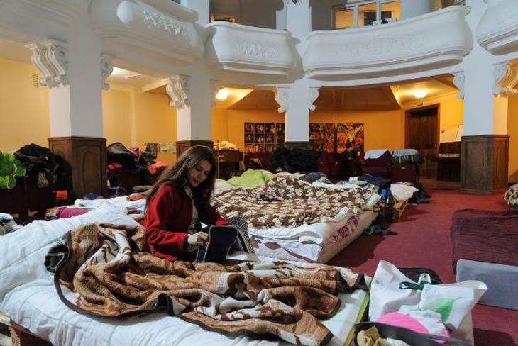 Ukrajna különböző részeiből érkező menekülteknek előkészített hálóhelyek az egyik színházban a nyugat-ukrajnai Lvivben 2022. március 16-án. Fotó: MTI/EPA