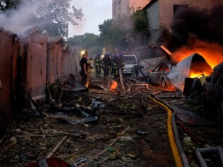 Tűzoltók dolgoznak a helyszínen a legutóbbi orosz rakétatámadást követően Kijevben 2023. augusztus 30-án. A támadásban legkevesebb két ember életét vesztette, további kettő megsebesült. Fotó: MTI/EPA