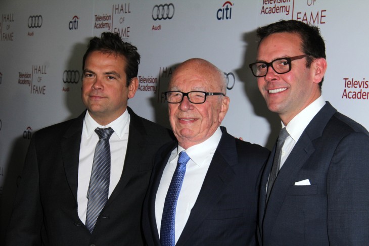 Rupert Murdoch a fiaival, bal oldalán Lachlan Murdoch, akinek átadja az irányítást, jobb oldalán James Murdoch. Fotó: Depositphotos