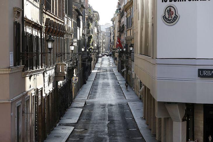 Kihalt utca Rómában 2020. március 23-án. EPA/FABIO FRUSTACI