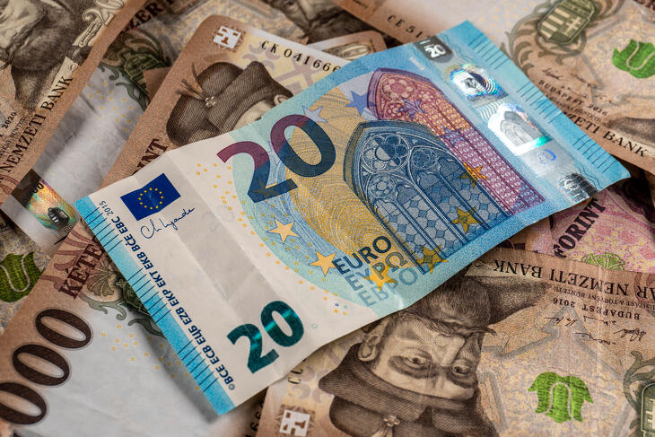 Járt 360 felett is az euró, de estére olcsóbb lett, mint reggel