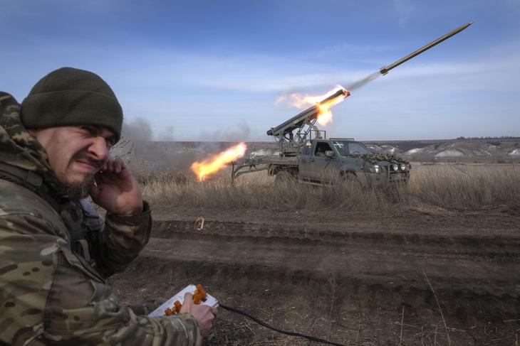 Ukrán katonák rakéta sorozatvető-rendszerrel lövik az orosz állásokat 