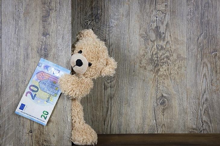 Mindenki menekülne a piacról, de az ajtó továbbra is szűk